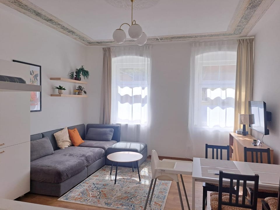 TV and multimedia, Kitchen or kitchenette, Living room, Seating area, Dining area