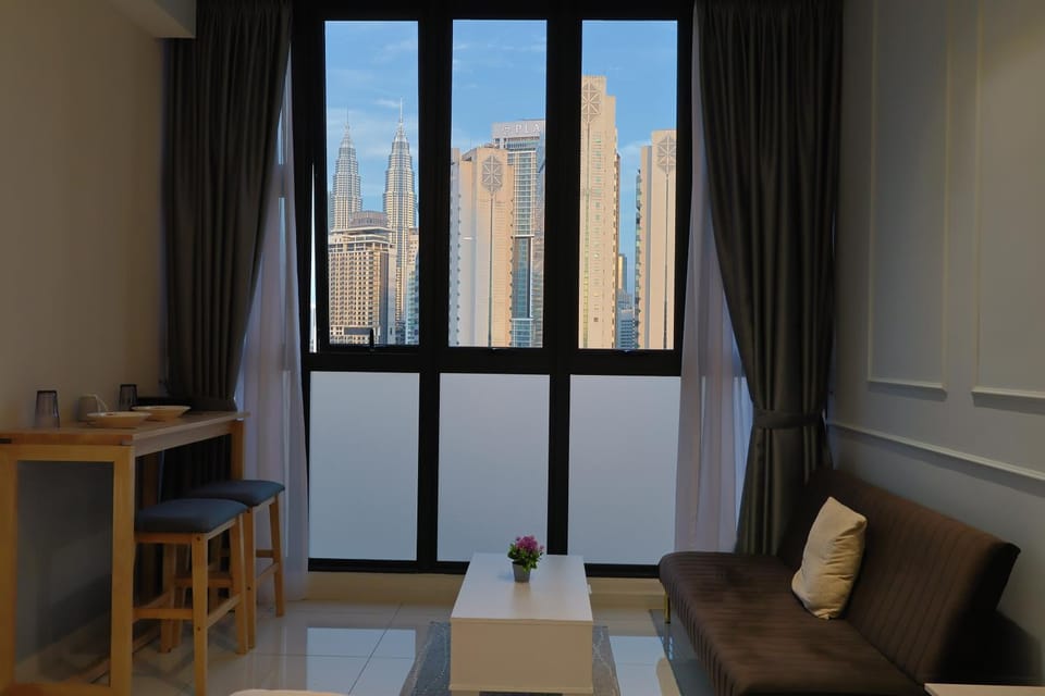 View (from property/room), Living room, Seating area, Dining area, City view, Landmark view