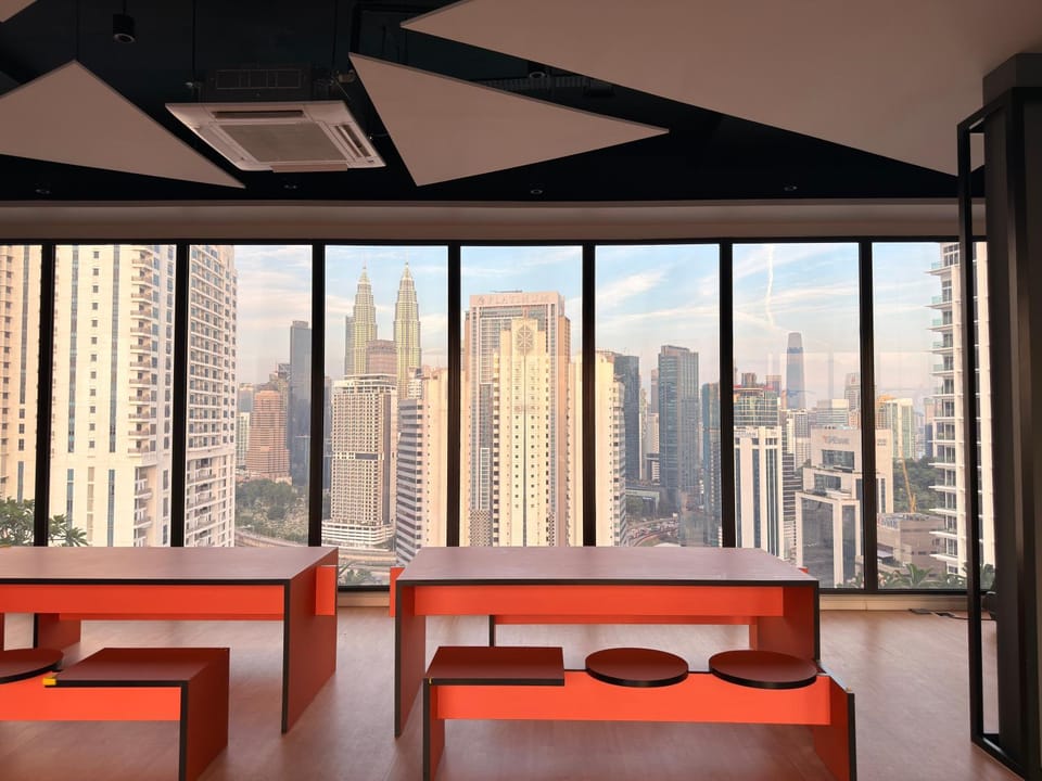 View (from property/room), Fitness centre/facilities, Seating area, City view, Landmark view