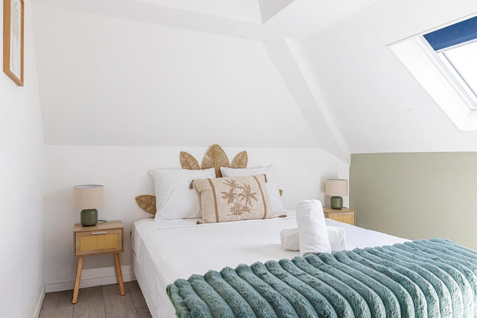 Bed, Photo of the whole room, Bedroom