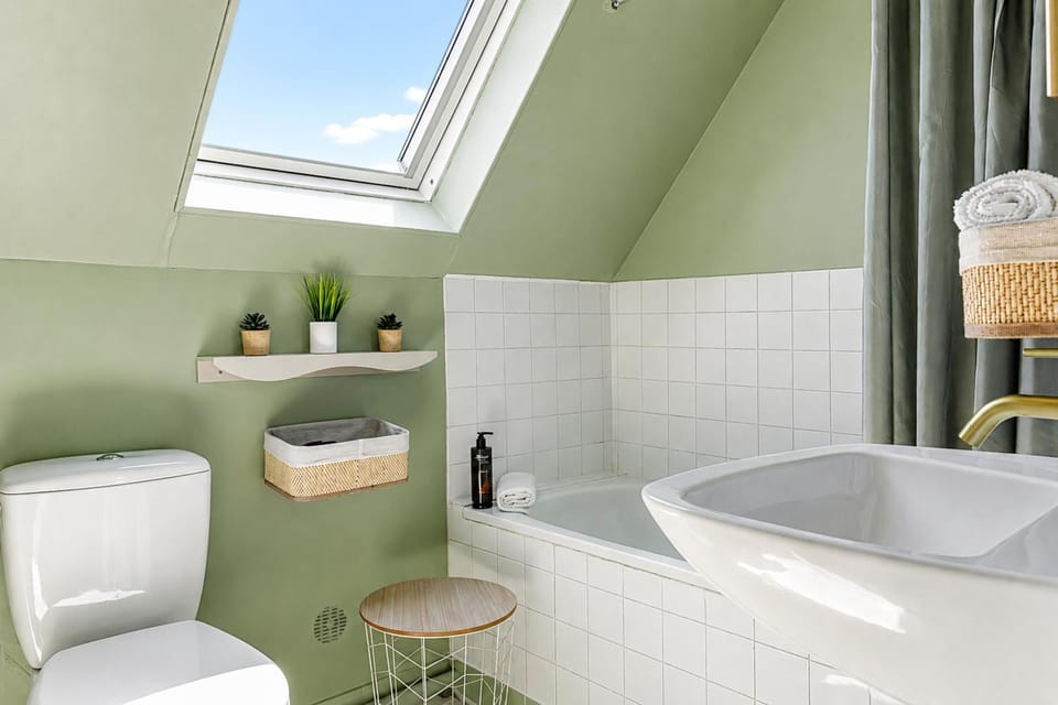 Shower, Toilet, Bathroom, Bath, towels