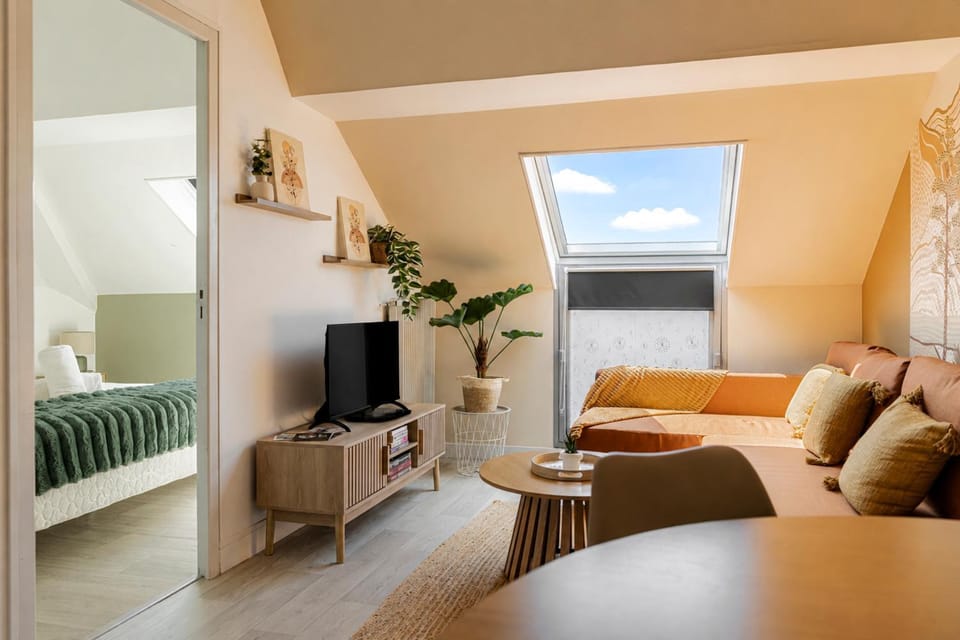 Property building, Communal lounge/ TV room, Bed, TV and multimedia, Living room, Photo of the whole room, Seating area, Bedroom