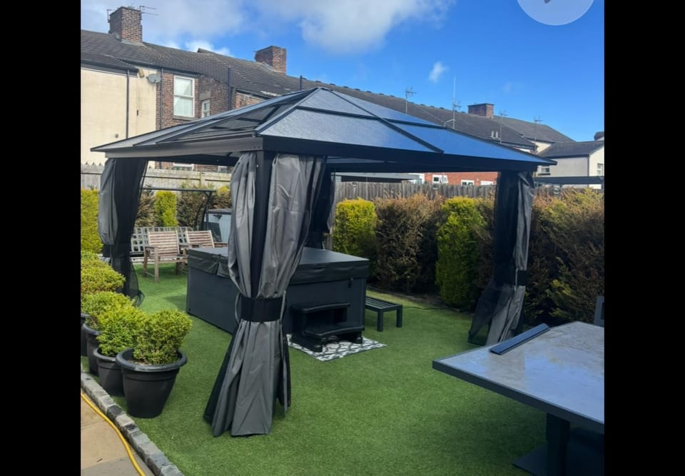 Dutchy s Gest house sleeps 5 hot tub and steam room 2 car parking space House in Liverpool