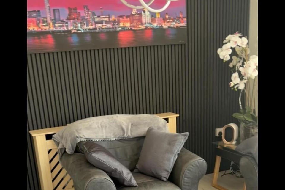 Dutchy s Gest house sleeps 5 hot tub and steam room 2 car parking space House in Liverpool