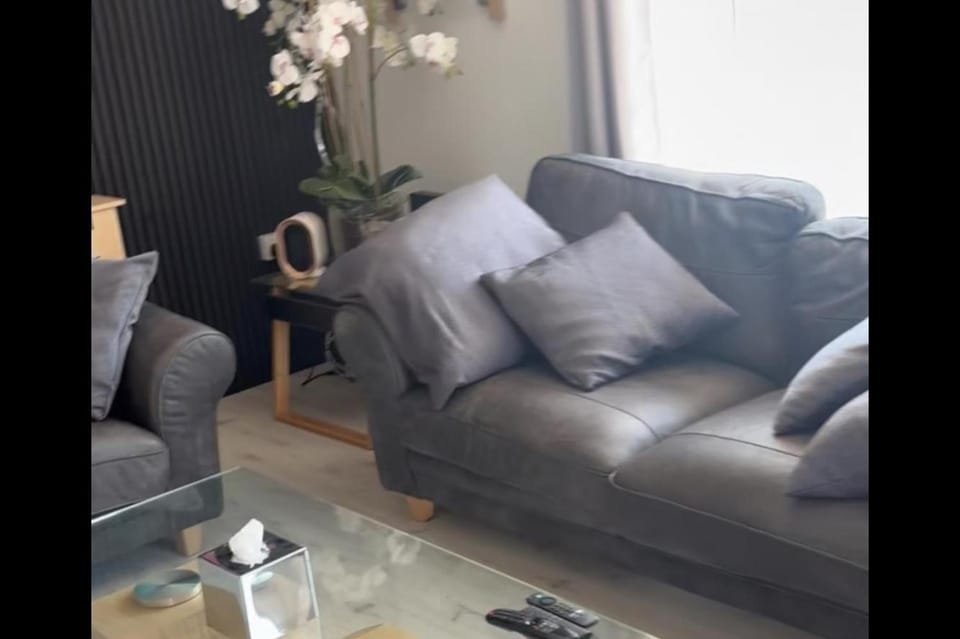 Dutchy s Gest house sleeps 5 hot tub and steam room 2 car parking space House in Liverpool