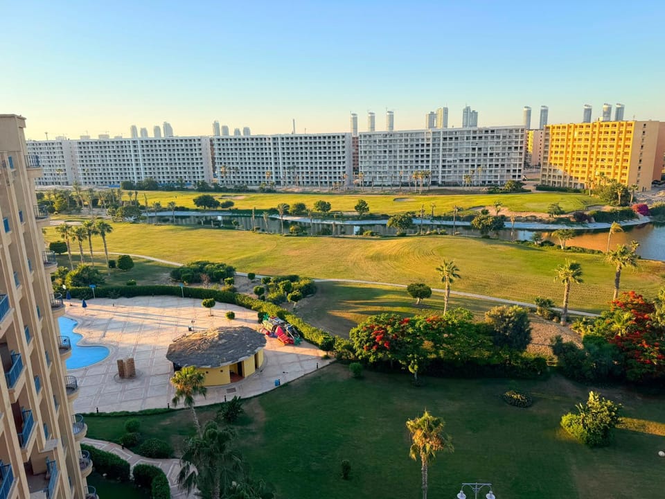 Property building, Day, Natural landscape, Bird's eye view, City view, Pool view, Swimming pool