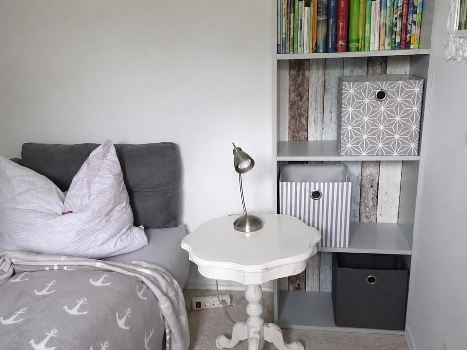 Property building, Bed, Library, Bedroom