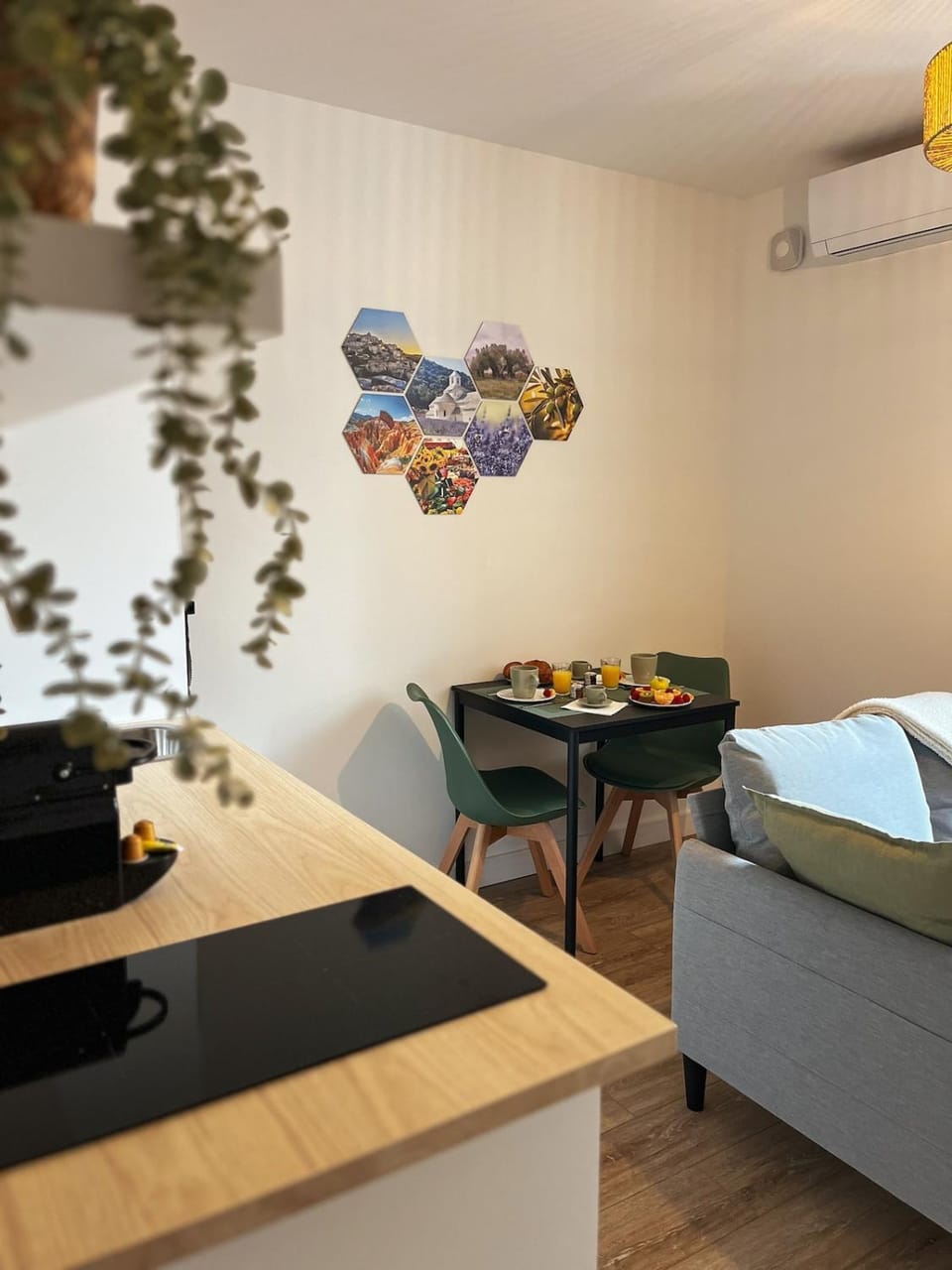 Kitchen or kitchenette, Living room, Seating area, Dining area