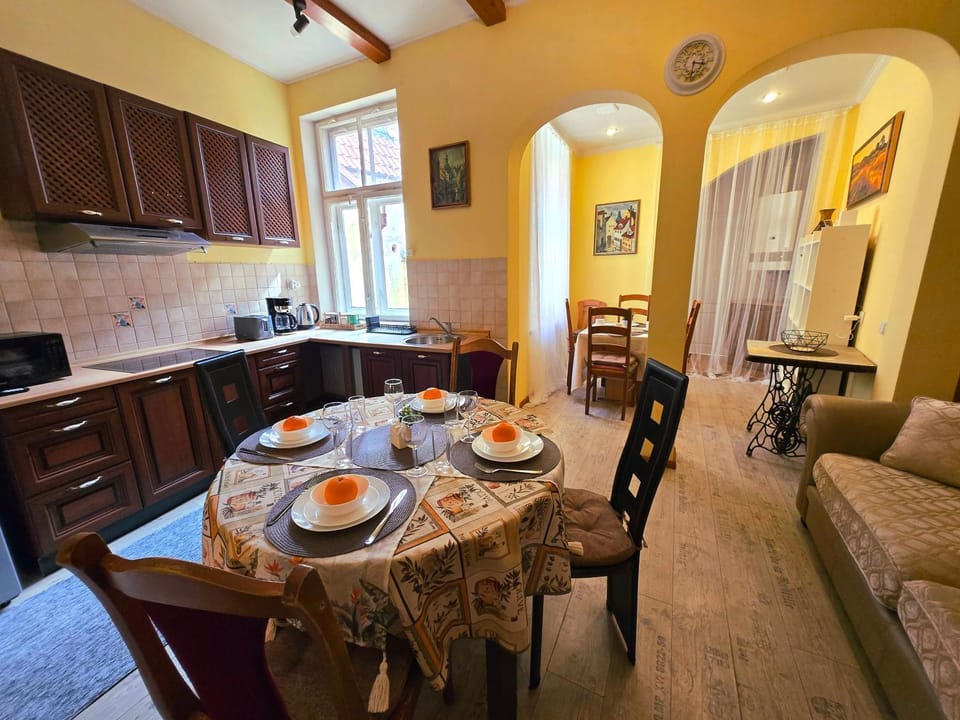 Kitchen or kitchenette, Living room, Seating area, Dining area, stove