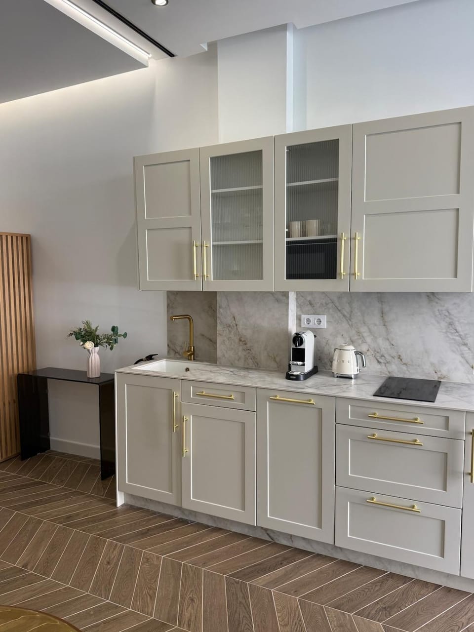 Coffee/tea facilities, Kitchen or kitchenette, stove, toaster