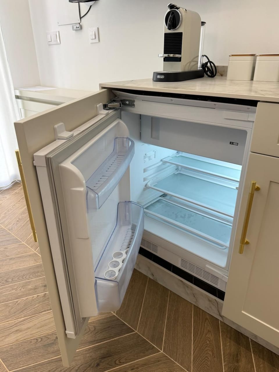 Kitchen or kitchenette, minibar