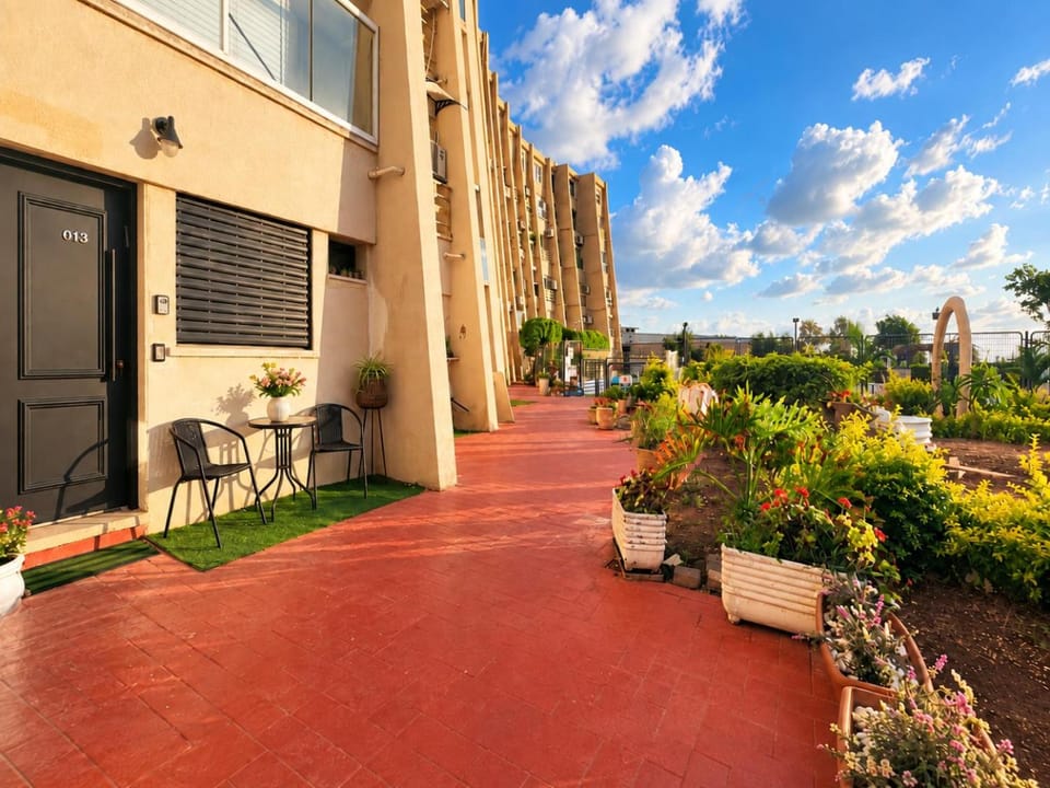 Jacuzzi & Patio by the Sea Apartment in North District