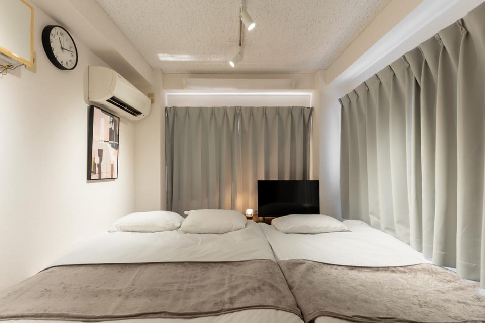 Bed, TV and multimedia, Photo of the whole room, Bedroom