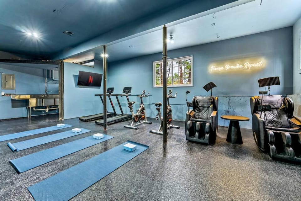 7k sq/ft! GymTheatreHotTubSaunaGamesSleeps 28 House in Black Forest