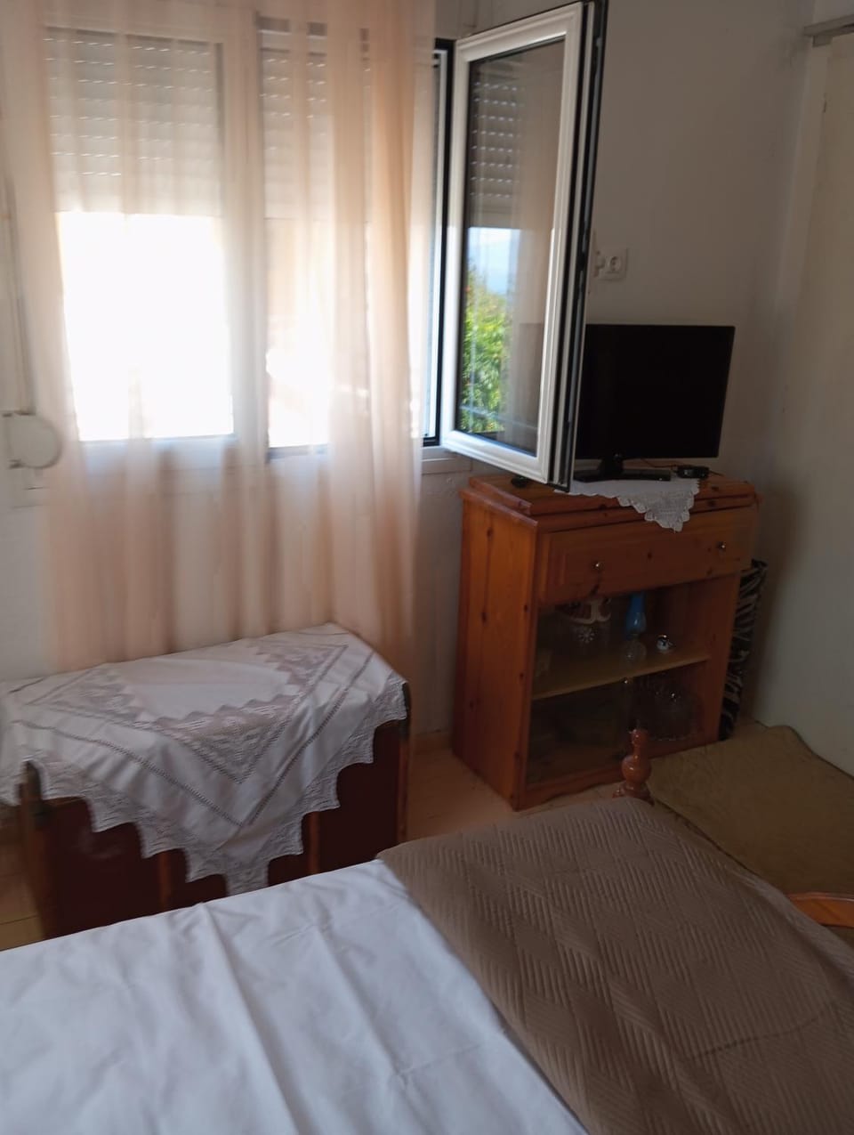 Bed, TV and multimedia, Bedroom