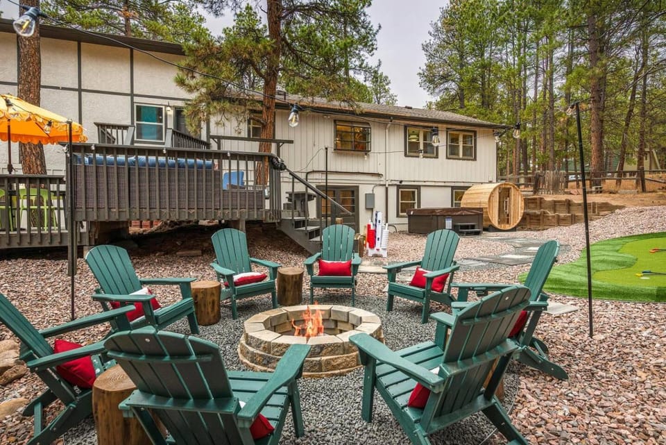 Secluded! HotTub, Sauna, GameRoom, Golf, Sleeps 20 House in Black Forest