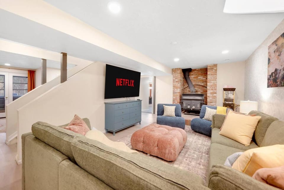 Secluded! HotTub, Sauna, GameRoom, Golf, Sleeps 20 House in Black Forest