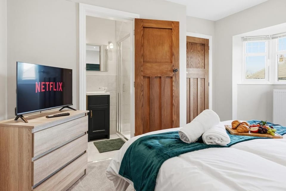 Luxury 4-Bed Contractor/Family House Sleeps 7 House in Chester