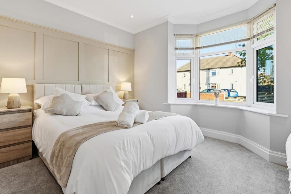 Luxury 4-Bed Contractor/Family House Sleeps 7 House in Chester