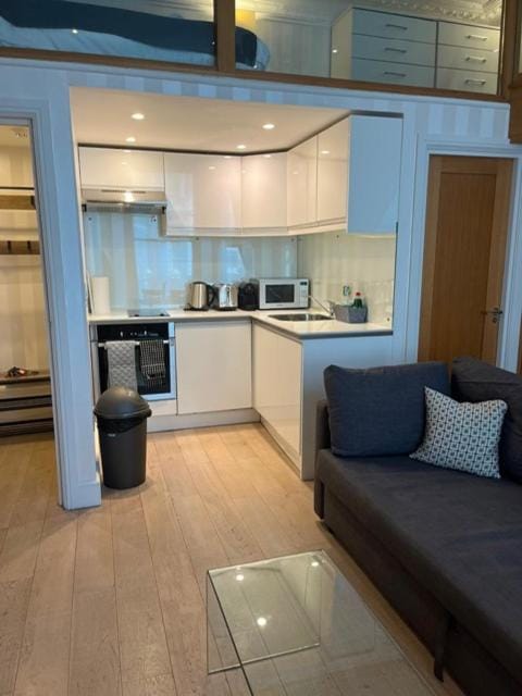 Beautiful mezzanine apartment sleeps four, five mins from Westfield Apartment in City of Westminster