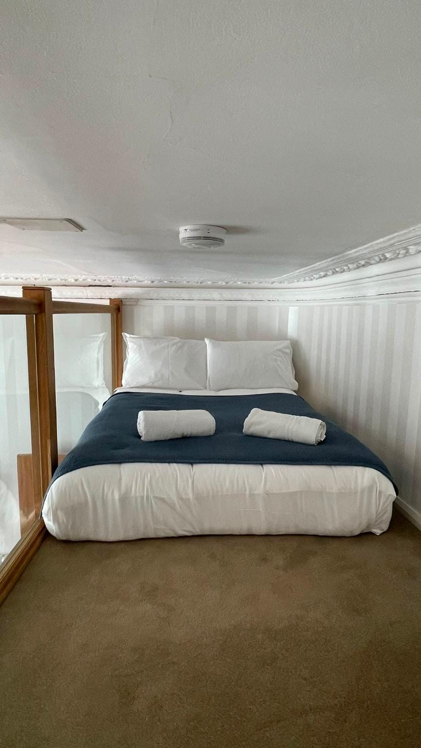Beautiful mezzanine apartment sleeps four, five mins from Westfield Apartment in City of Westminster