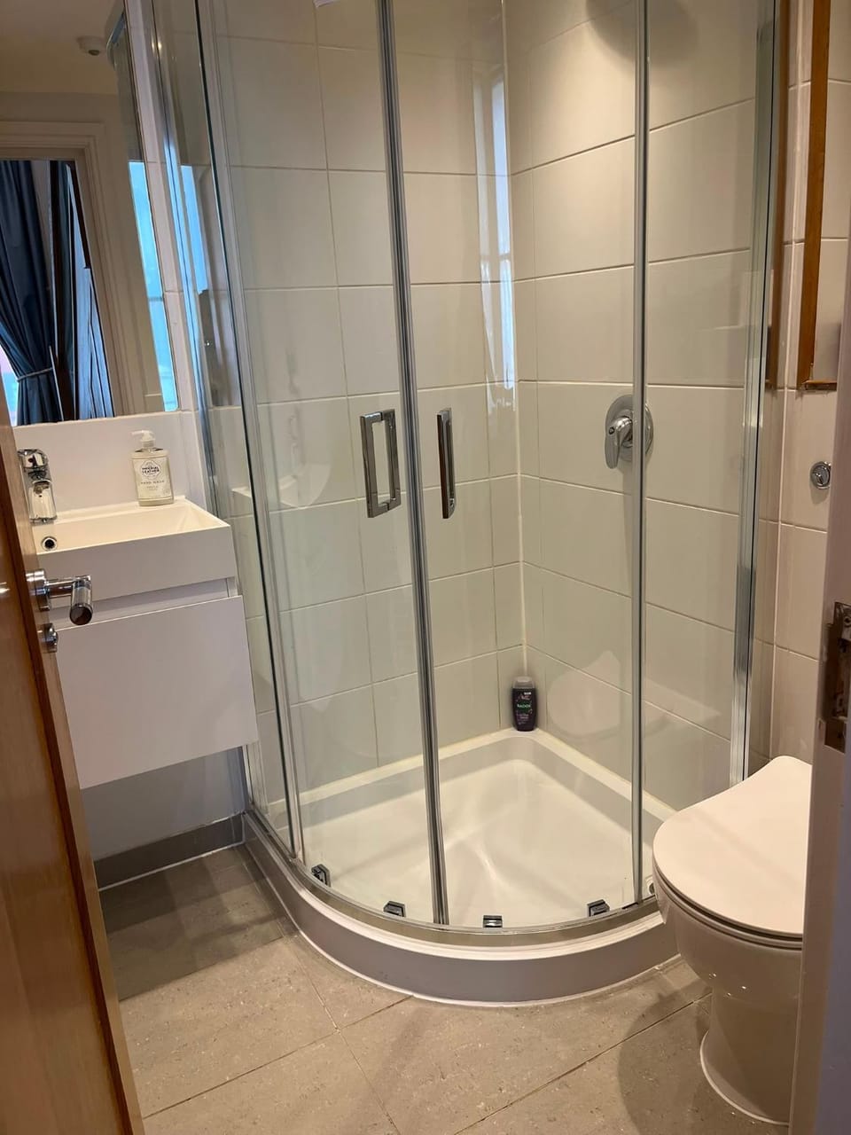 Beautiful mezzanine apartment sleeps four, five mins from Westfield Apartment in City of Westminster