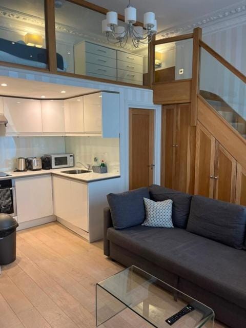 Beautiful mezzanine apartment sleeps four, five mins from Westfield Apartment in City of Westminster