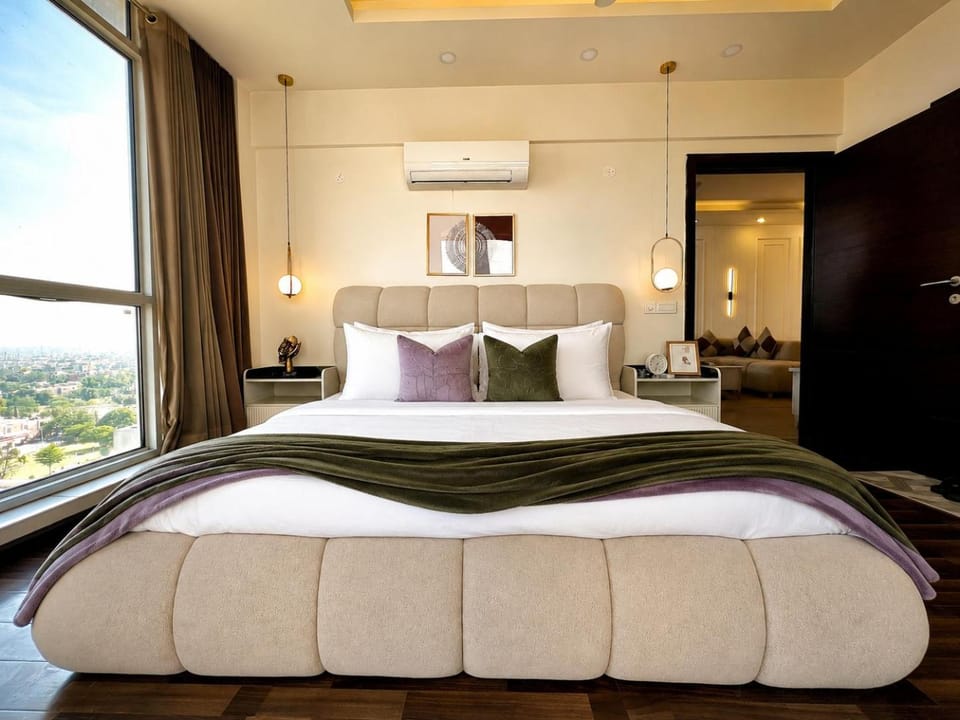 Bed, Living room, Photo of the whole room, Seating area, Bedroom, air conditioner