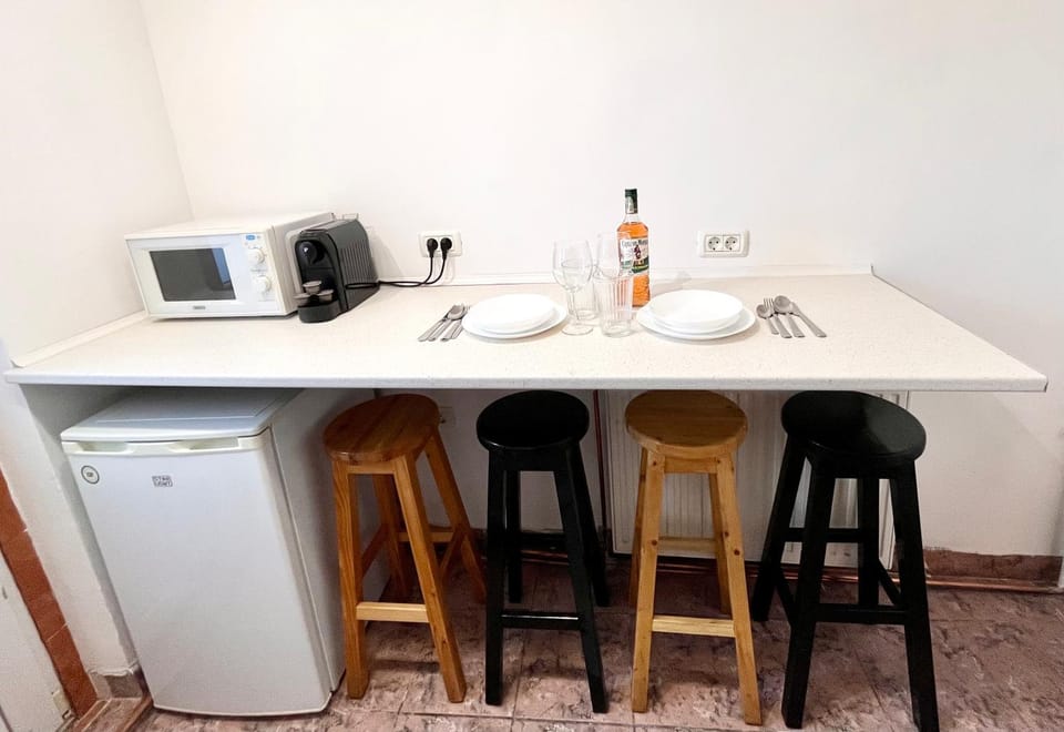 Coffee/tea facilities, Kitchen or kitchenette, Dining area, oven