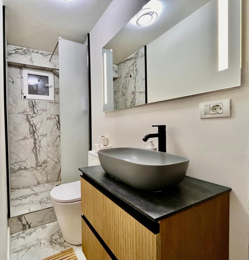 Shower, Toilet, Bathroom, View (from property/room)