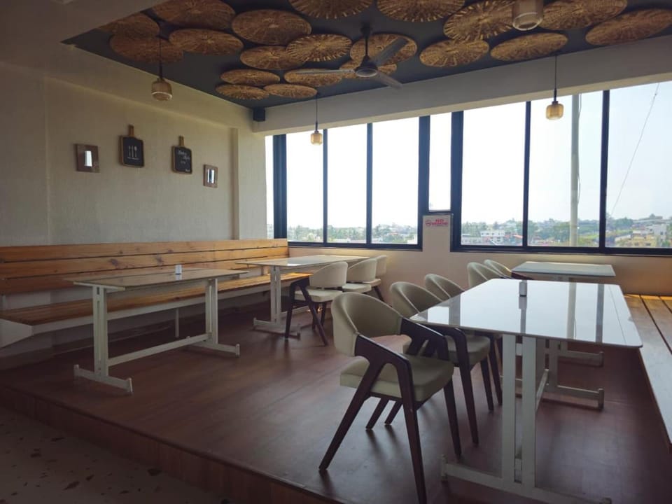 Restaurant/places to eat, Seating area, Dining area