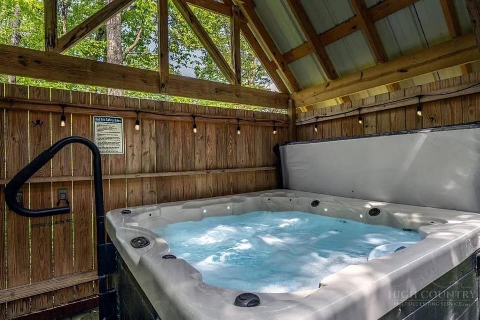 Sugar Mountain Log Cabin Hot Tub Near Resort! Cabin in Sugar Mountain