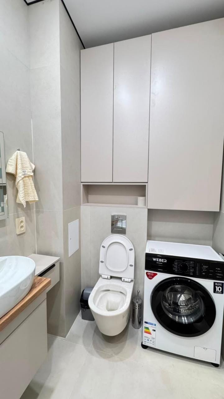 Toilet, Bathroom, towels, washing machine, dryer