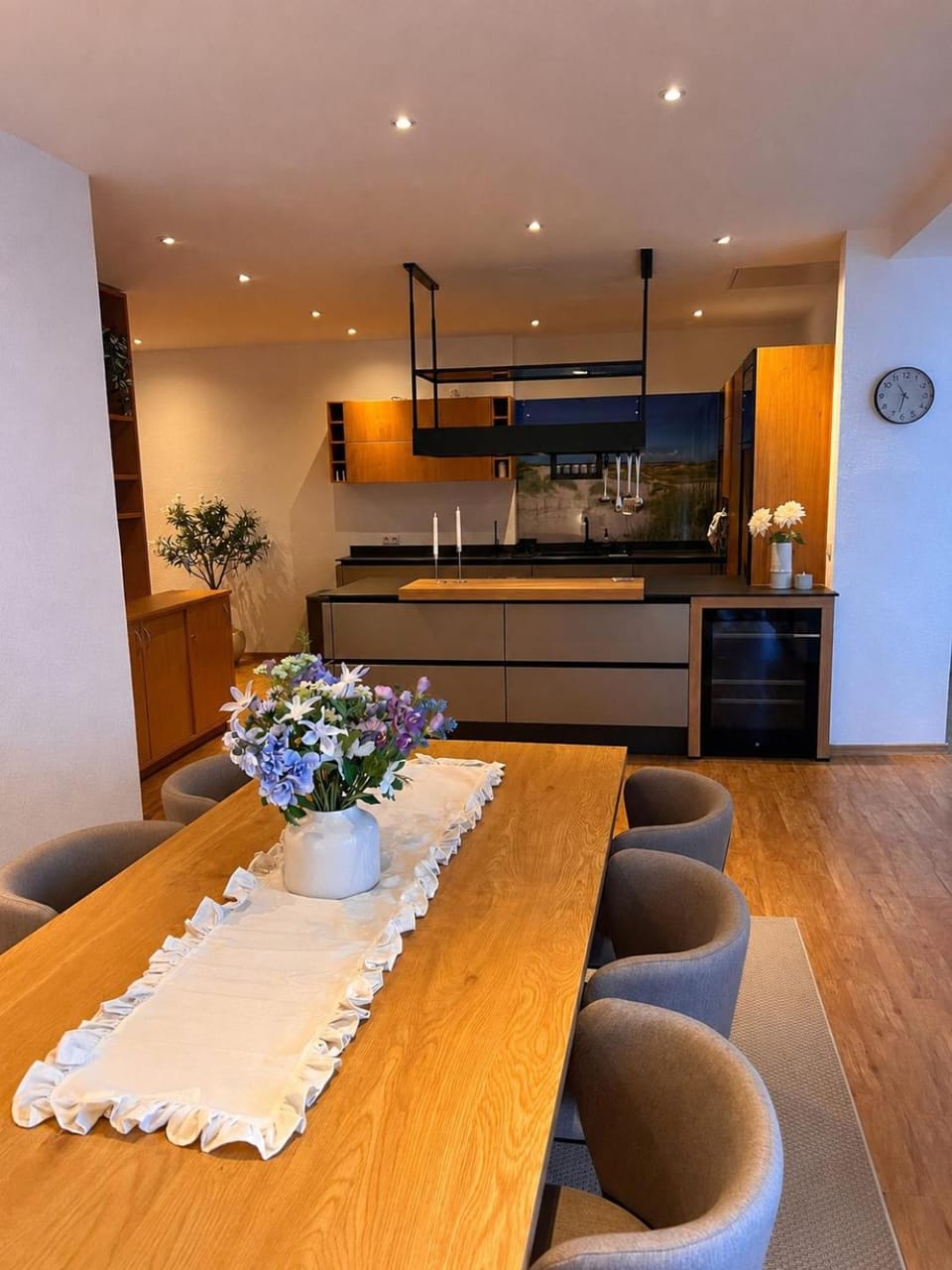 Kitchen or kitchenette, Seating area, Dining area