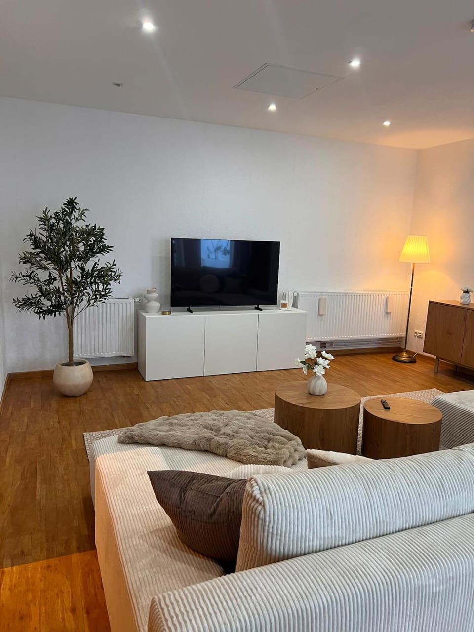 Communal lounge/ TV room, TV and multimedia, Living room, Seating area, Evening entertainment