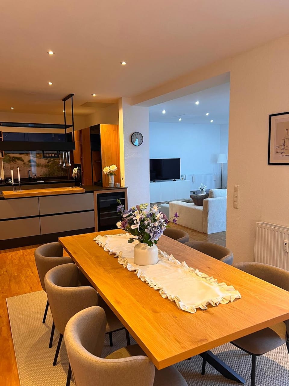 Kitchen or kitchenette, Seating area, Dining area