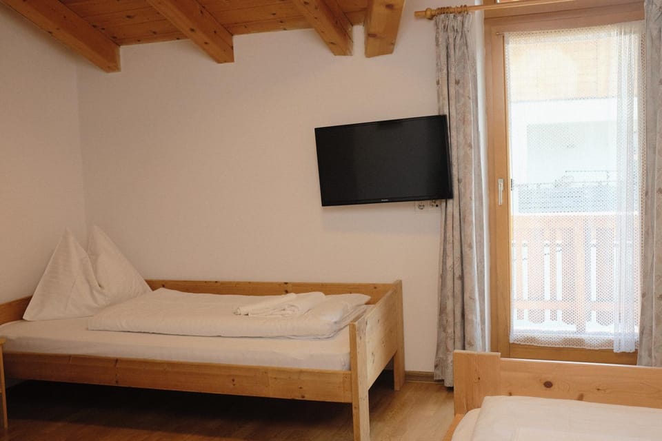 Bed, TV and multimedia, Photo of the whole room, Bedroom, towels