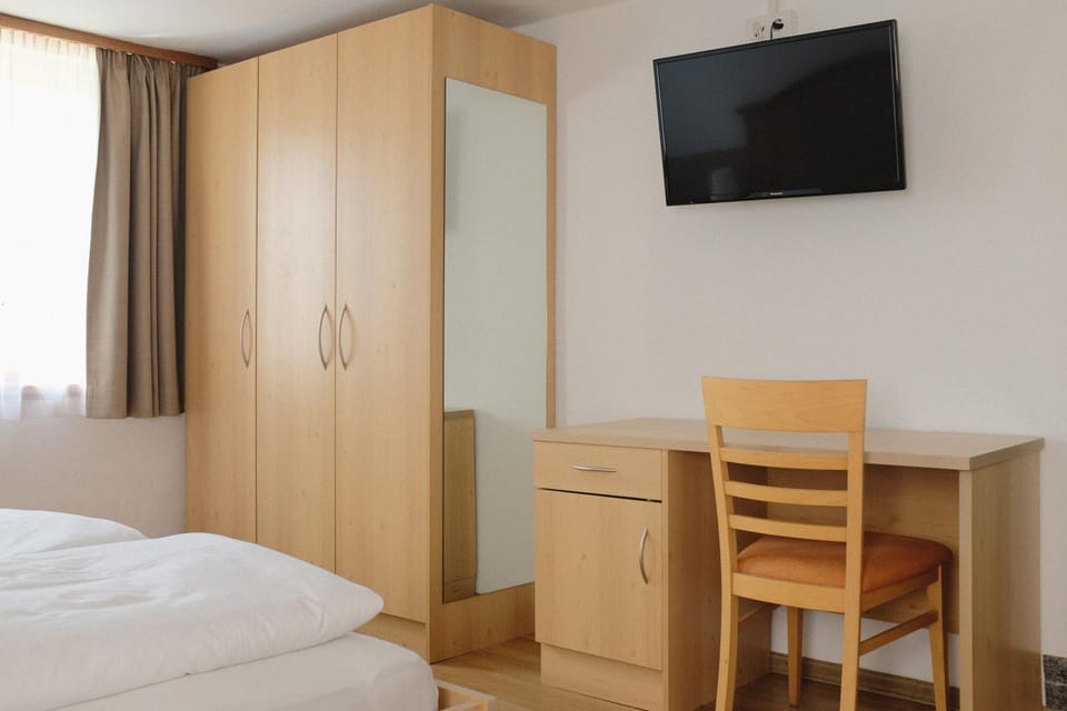 TV and multimedia, Photo of the whole room, Bedroom
