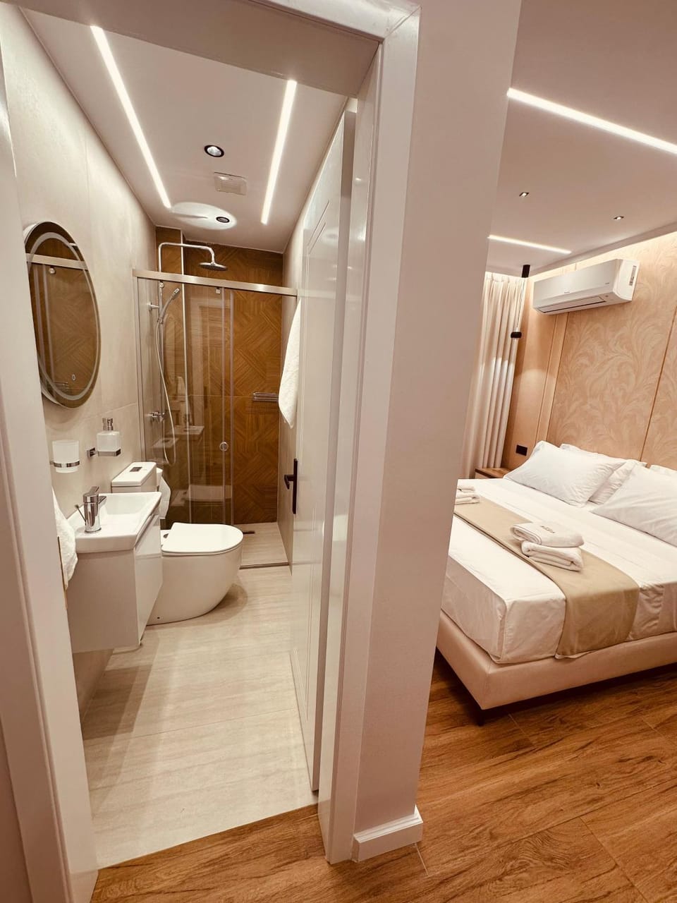 Shower, Toilet, Bed, Bathroom, Photo of the whole room, Bedroom, towels