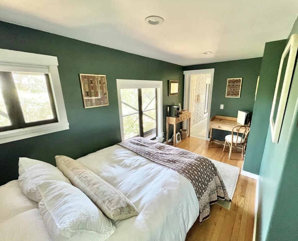Muir Woods Studio, Bay Views & Private Deck Apartment in Mill Valley