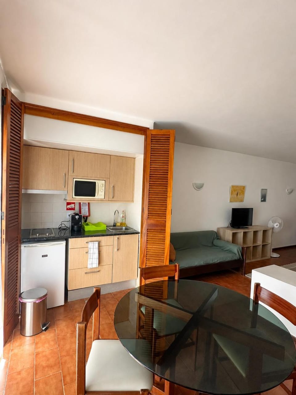 Kitchen or kitchenette, Living room, Seating area, Dining area, stove
