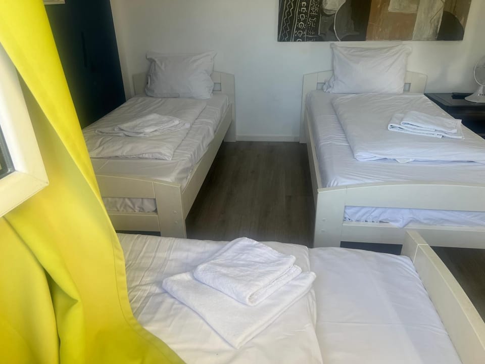Julie Familie Zimmer mit 5 Betten und PrivatBad Apartment in Berlin
