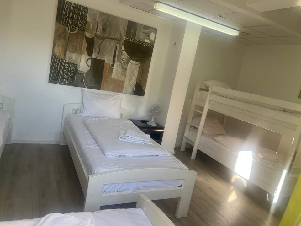 Julie Familie Zimmer mit 5 Betten und PrivatBad Apartment in Berlin