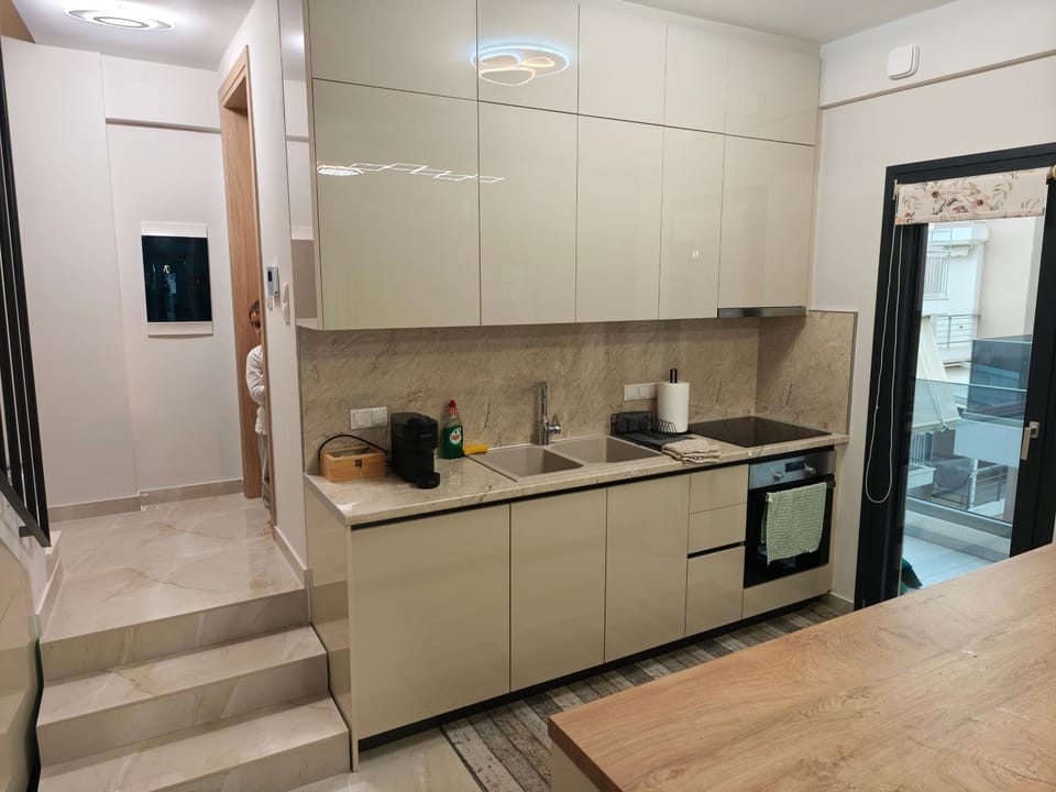 Kitchen or kitchenette, dishwasher, stove
