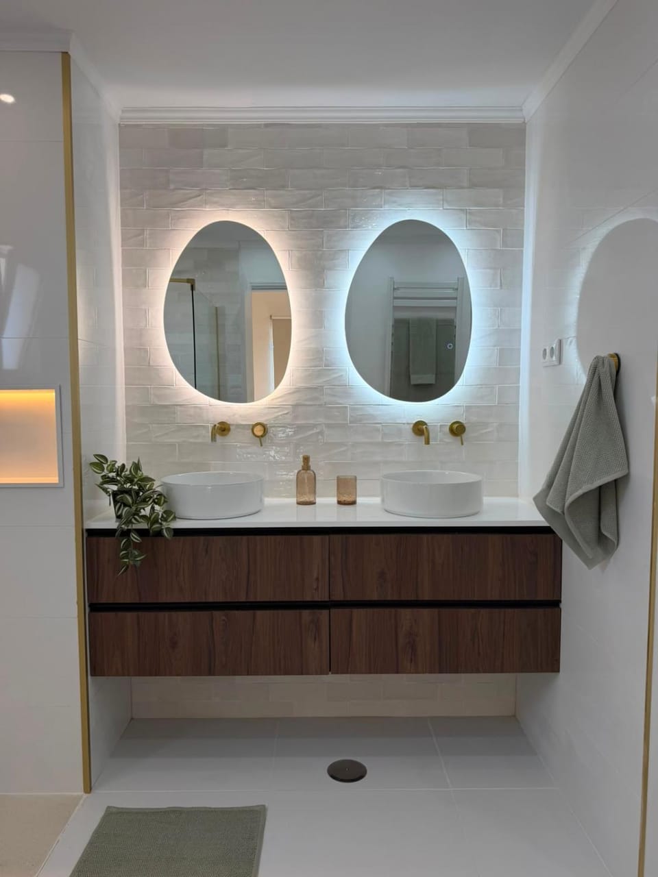 Bathroom, towels