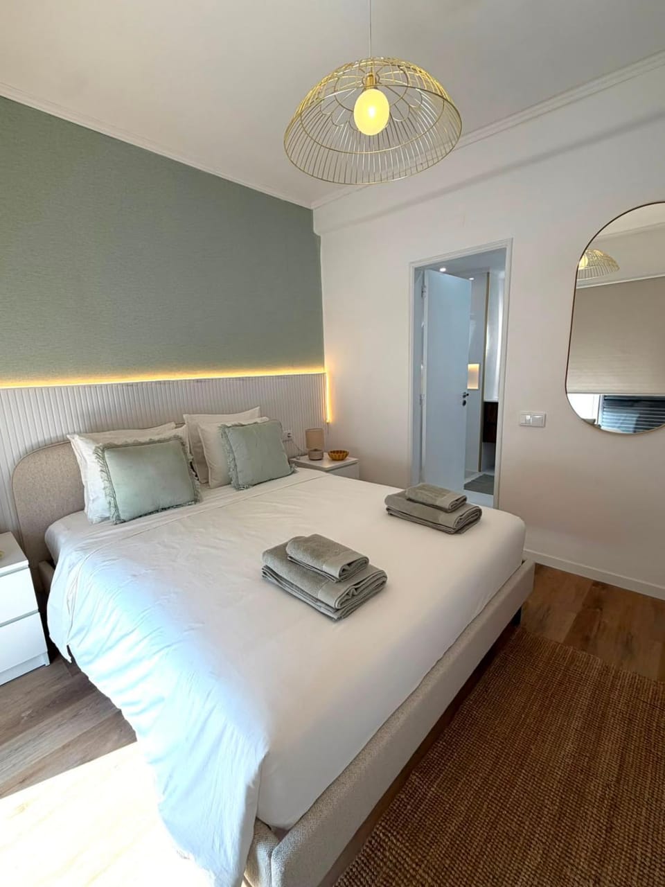 Bed, Bedroom, towels