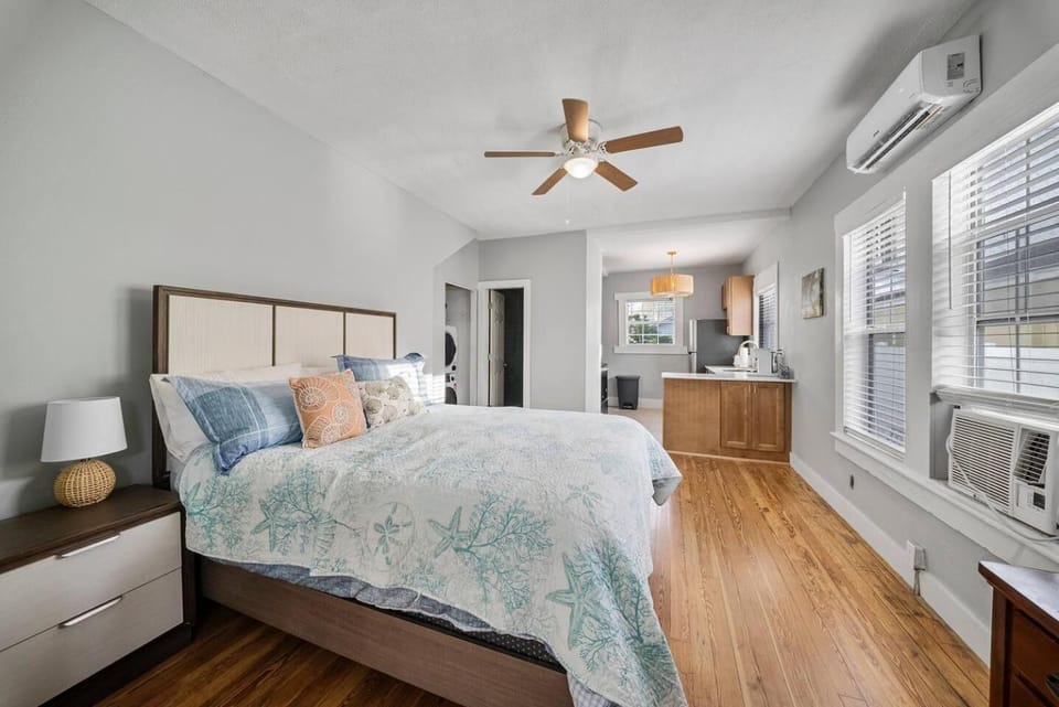 The Tarpon Hideaway2 Min Walk to Downtown Tarpon Apartment in Tarpon Springs