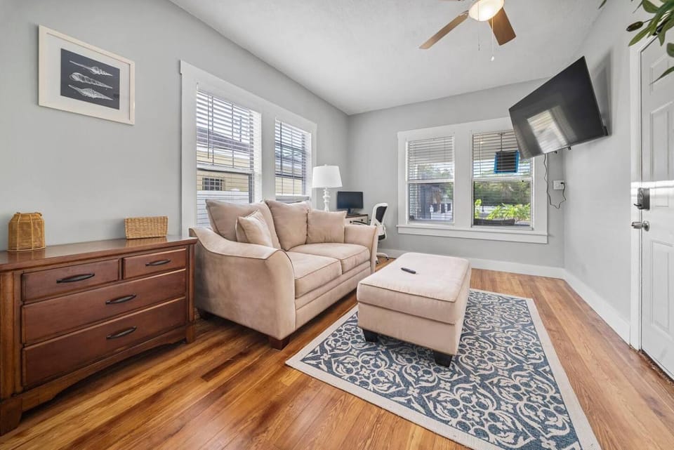The Tarpon Hideaway2 Min Walk to Downtown Tarpon Apartment in Tarpon Springs