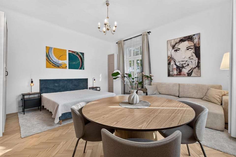 Living room, Photo of the whole room, Decorative detail, Seating area, Bedroom