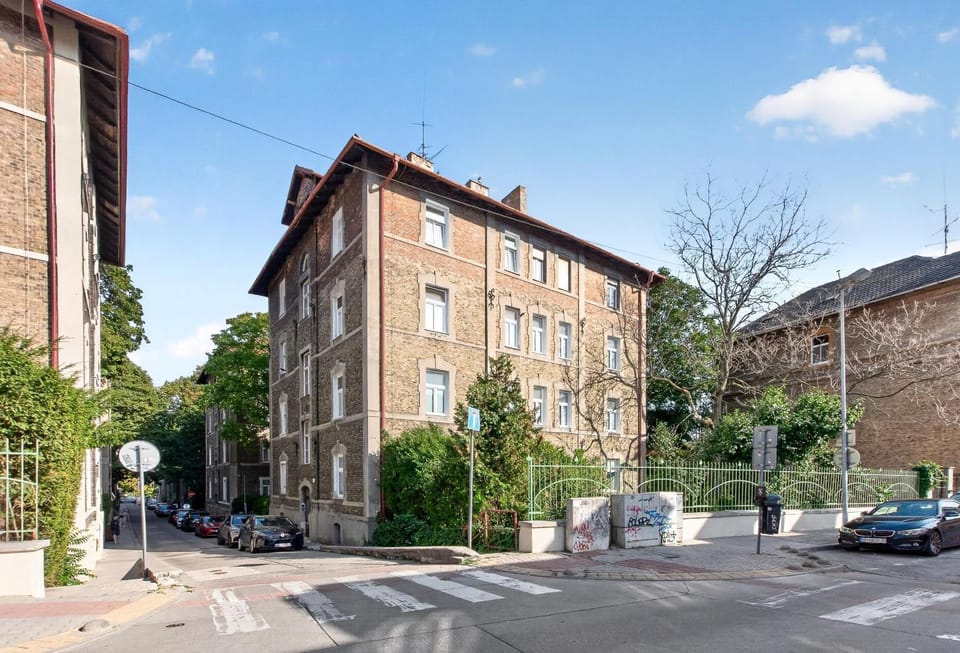 Property building, Neighbourhood